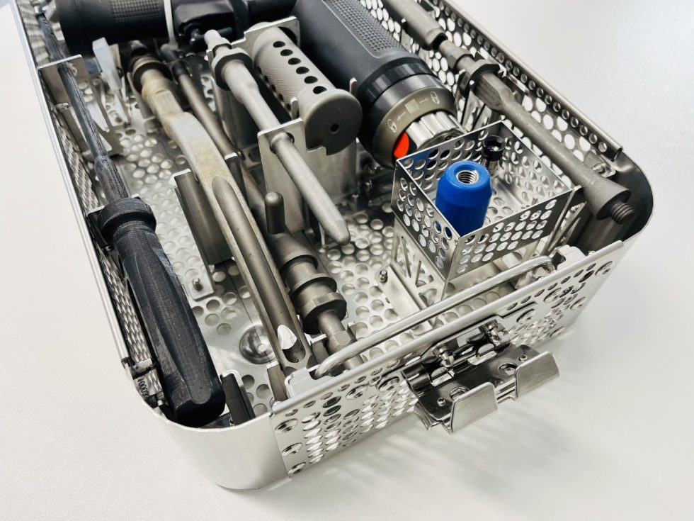 Arthroscopic surgical tool basket